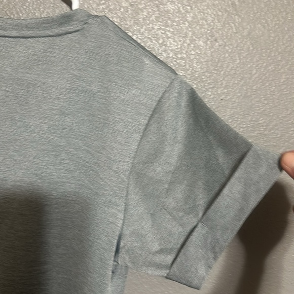 New Balance size M/L V-Neck Women’s Athletic Shirt - Picture 7 of 11